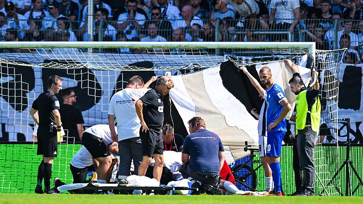 Le Joncour musste hinter einem Sichtschutz behandelt werden. Die Nachspielzeit betrug letztlich 25 Minuten.