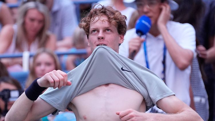Jannik Sinner wechselt sein Hemd.