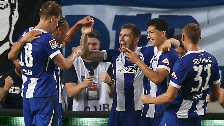 Der Brite Jonjoe Kenny (m.) war Spieler des Spiels für Hertha BSC.