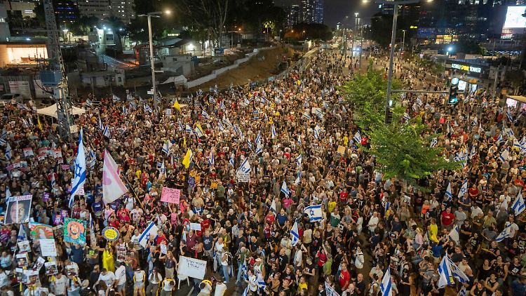 Demonstranten in Tel Aviv verlangen ein Abkommen zur Freilassung der Geiseln.