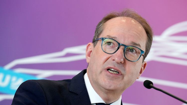 CSU-Landesgruppenchef Dobrindt fragt nach dem nächsten geplanten Flug nach Afghanistan.  