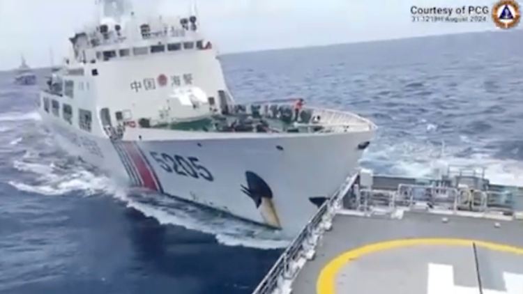 Dieses von der philippinischen Küstenwache zur Verfügung gestellte Bild zeigt die Kollision eines Schiffs der chinesischen Küstenwache mit einem Schiff der philippinischen Küstenwache im umstrittenen Südchinesischen Meer.