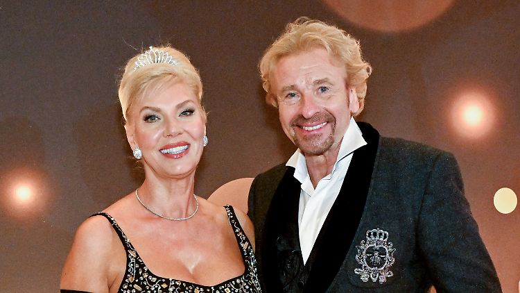 Thomas Gottschalk und seine Partnerin Karina Mroß lernten sich auf dem Geburtstag eines Freundes in Baden-Baden kennen.