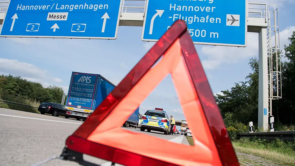 Die-Standspur-auf-der-rechten-Seite-der-Autobahn-ist-ausschliesslich-fuer-Notfaelle-vorgesehen-Autofahrer-duerfen-sie-nur-im-Falle-von-Unfaellen-Pannen-oder-auf-Anweisung-der-Polizei-nutzen