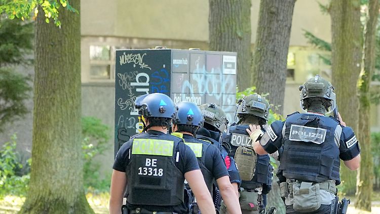 Als die Polizei die Wohnung betrat, habe der Mann sofort auf die Beamten geschossen, erklärte ein Sprecher.