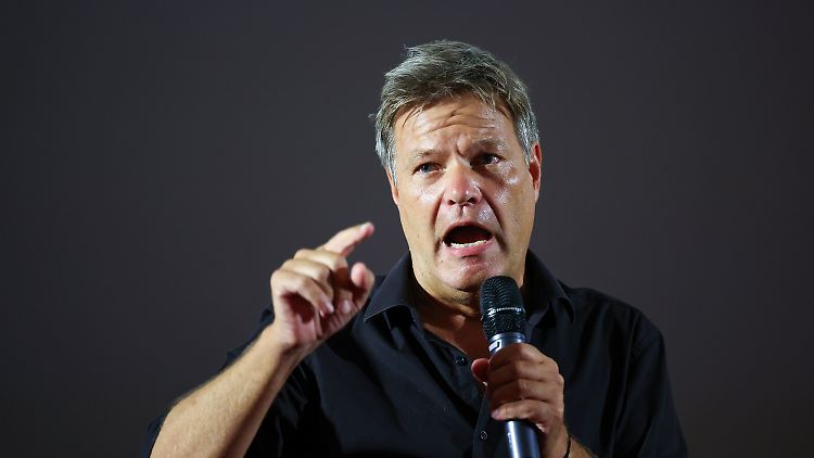 "Das Grundrecht auf Asyl gehört aus guten Gründen zum Kernbestand dieser Republik", sagte der Grünen-Politiker.