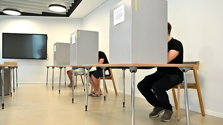 Wähler geben in einem Wahllokal in der Erfurter Innenstadt