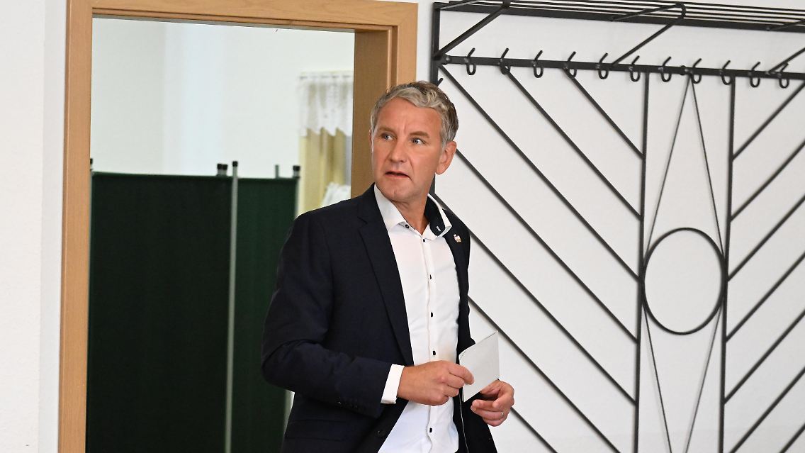 Höcke im Wahllokal in Bornhagen