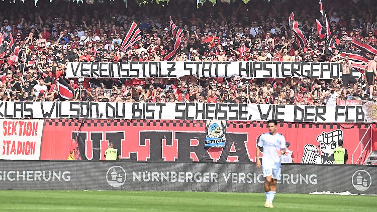 Im Stadion blieb es bei Tapeten.