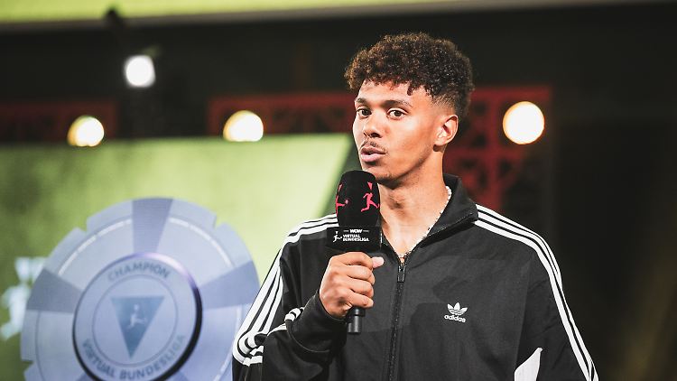 Influencer Sommer beim Grand Final der Virtual Bundesliga im April.