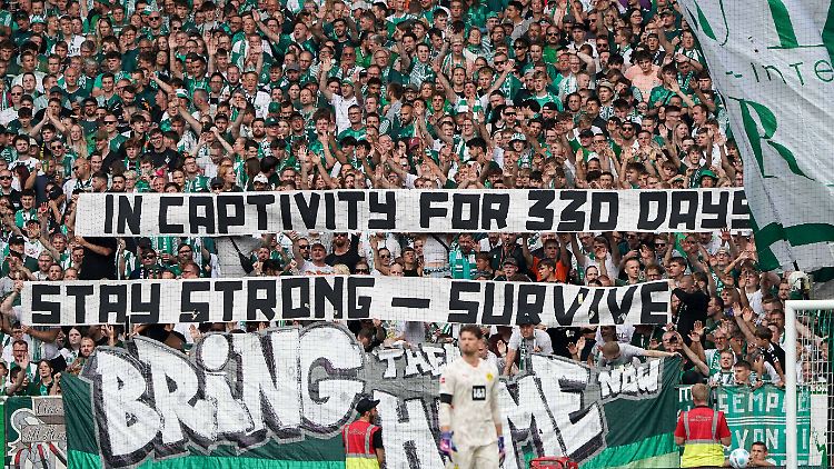 Immer wieder erinnern die Fans von Werder Bremen an Goldberg-Polin und die anderen Geiseln.