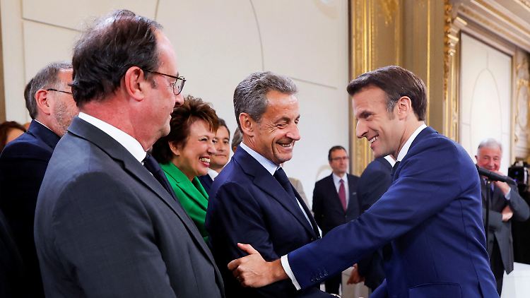 Die beiden Ex-Präsidenten Hollande (l.) und Sarkozy (m.) sollen dem Regierungschef offenbar aus der Krise helfen.