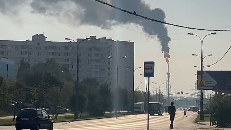 Nach Angaben der Behörden konnte die Feuerwehr den Brand in der Raffinerie Kapotnja eindämmen. 