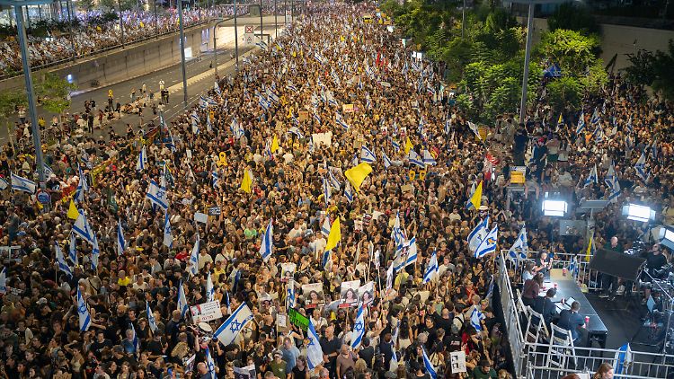 Tel Aviv: Demonstranten drängen sich dicht an dicht bei einer der größten Protestaktionen der letzten Jahre.