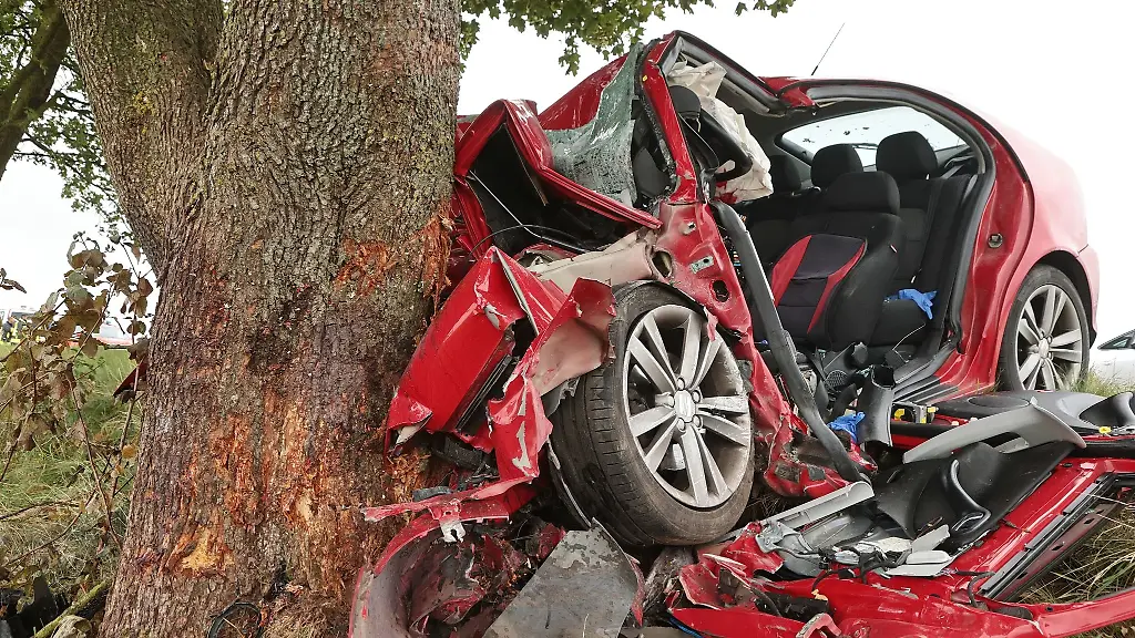 Ein-Mann-ist-am-Donnerstag-bei-Erolzheim-Kreis-Biberach-nach-einem-Frontalcrash-mit-einem-Baum-noch-an-der-Unfallstelle-gestorben
