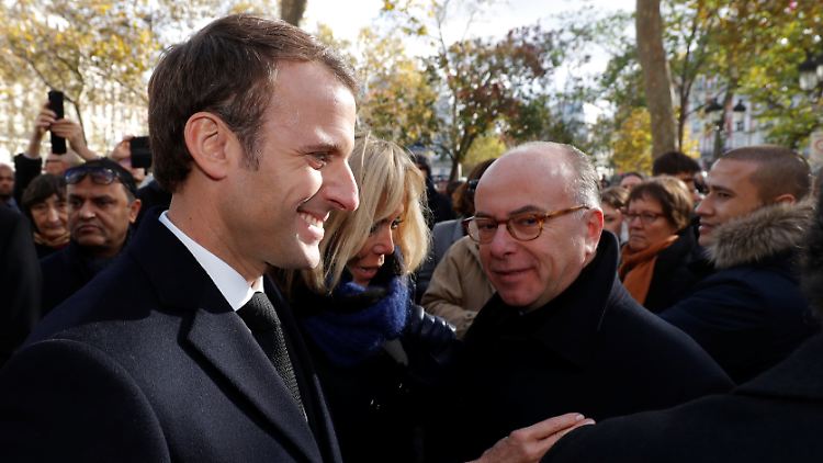 Das Ehepaar Macron 2017 mit dem damaligen Premier Bernard Cazeneuve: Der gemäßigte Linke könnte das Amt nun erneut bekleiden. 