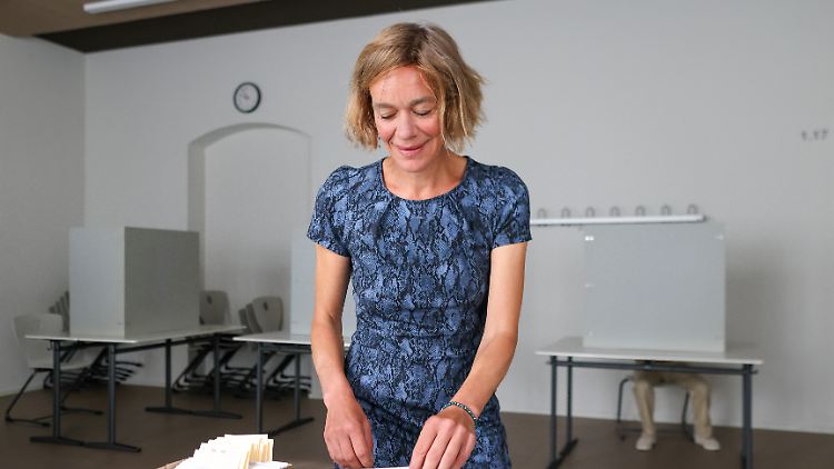Juliane Nagel bei der Stimmabgabe in Leipzig.