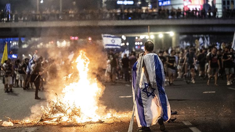 Im Schmerz verhärtet: Am Streit um einen Deal mit der Hamas zur Befreiung der Geiseln zerbricht die Gesellschaft.