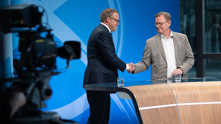 Mario Voigt, CDU-Spitzenkandidat in Thüringen, schüttelt Ministerpräsident Ramelow von den Linken die Hand.