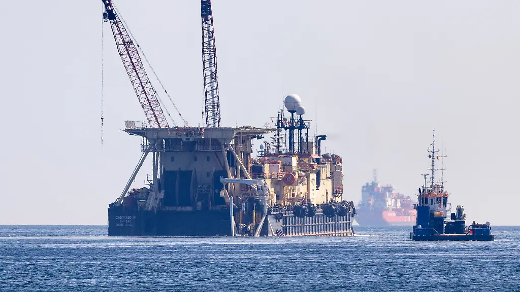 Schlepper-ziehen-das-Pipeline-Verlegeschiff-Castoro-10-vom-Hafen-Mukran-Landkreis-Vorpommern-Ruegen-zum-Einsatzort-im-Greifswalder-Bodden-Mit-dem-Schiff-soll-die-rund-50-Kilometer-lange-Offshore-Pipeline-vom-geplanten-LNG-Terminal-in-Mukran-auf-der-Insel-Ruegen-bis-zum-Gasknotenpunkt-Lubmin-gebaut-werden