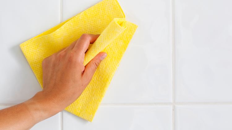Mit fünf einfachen Tricks und Hausmitteln lässt sich eine vergilbte Badewanne reinigen.