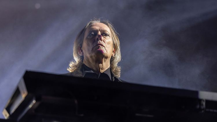 Die langen Haare, die Roger O'Donnell 2022 bei einem Auftritt mit The Cure noch hatte, sind nach der Strahlentherapie kurz.