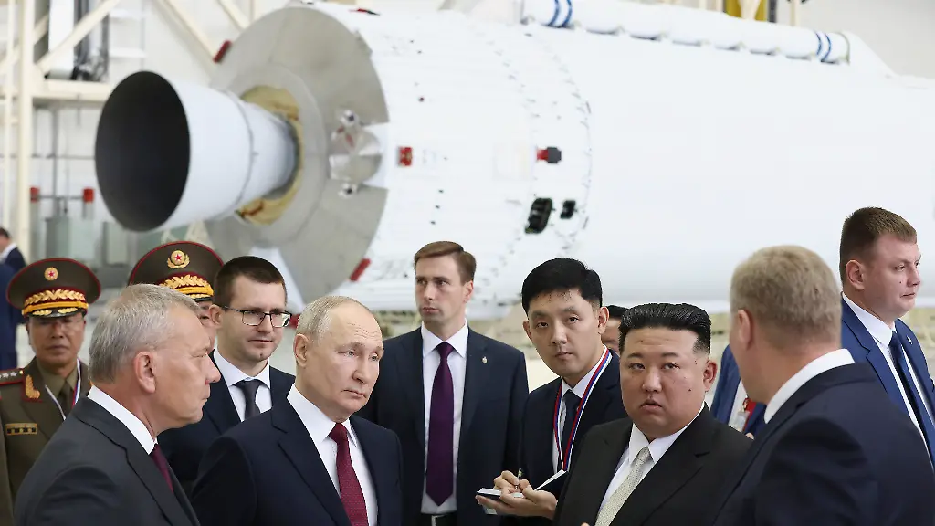 Der-russische-Praesident-Wladimir-Putin-und-der-nordkoreanische-Staatschef-Kim-Jong-Un-begutachten-waehrend-ihres-Treffens-auf-dem-Weltraumbahnhof-Wostotschny-eine-Raketenmontagehalle