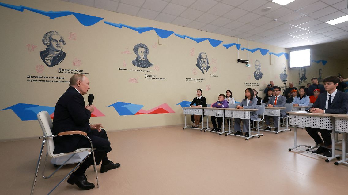 Der russische Präsident Wladimir Putin spricht mit Schülern einer Schule in Kysyl, die Hauptstadt der russischen Teilrepublik Tuwa im südlichen Sibirien.