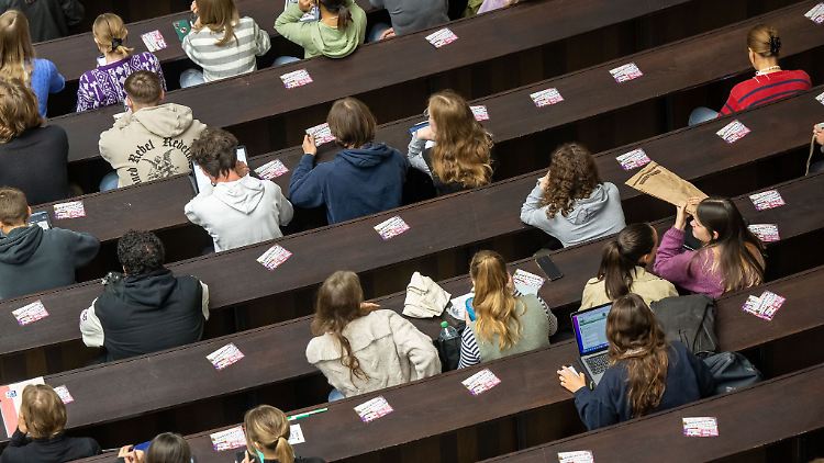Studierende unter 25 Jahren aus einkommensschwachen Familien können eine Einmalzahlung von 1000 Euro erhalten.