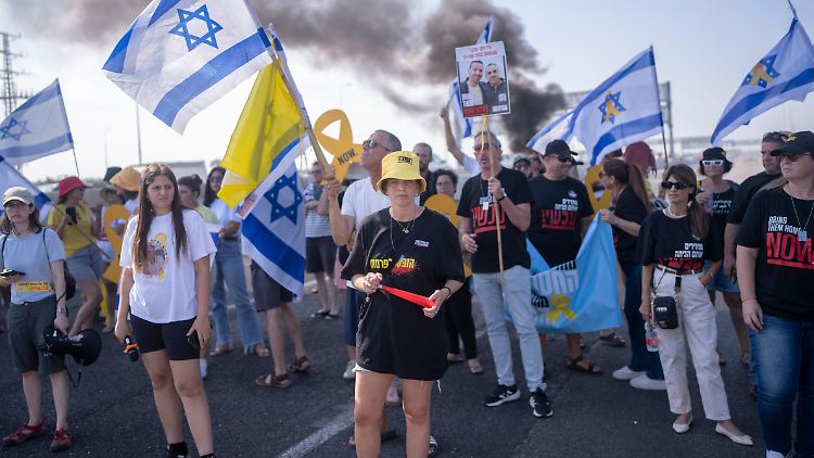 Familien von Verschleppten trugen auch in Yakum, nördlich von Tel Aviv, ihren Zorn auf die Straße. 