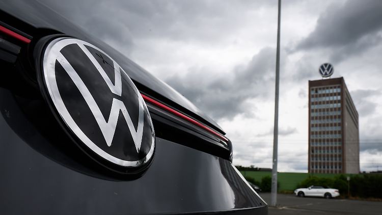 Dunkle Wolken über dem VW-Werk in Wolfsburg.