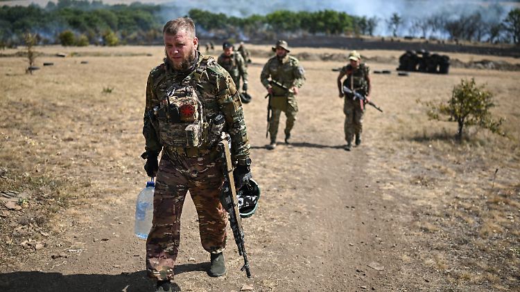 Russische Soldaten der Spezialeinheit Rys während eines Positionswechsels. 