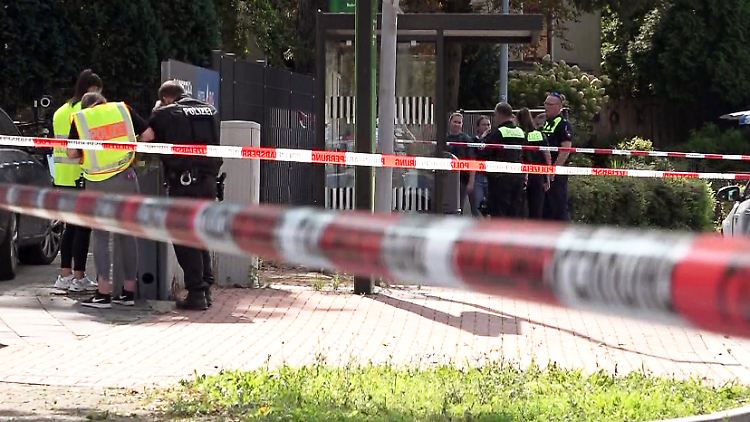 Ermittler untersuchen den Tatort. 