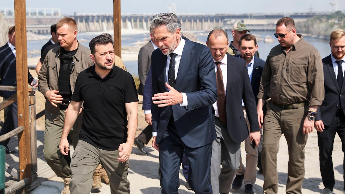 Der niederländische Premierminister Dick Schoof zusammen mit seinem ukrainischen Amtskollegen Wolodymyr Selenskyj.