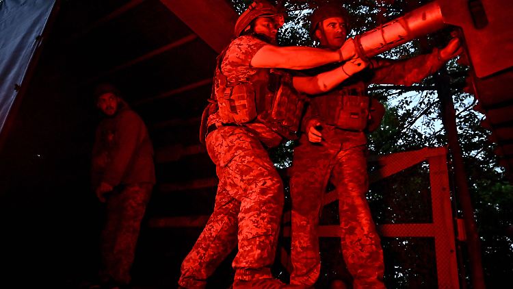 Ukrainische Artillerie kämpft in der Nähe von Pokrowsk, um den russischen Vorstoß zu behindern. 