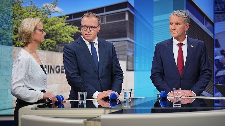 Die Thüringer AfD um Höcke hat entschieden: Vertreter von CDU (Voigt, m.) und BSW (Wolf) werden zu Gesprächen eingeladen. 