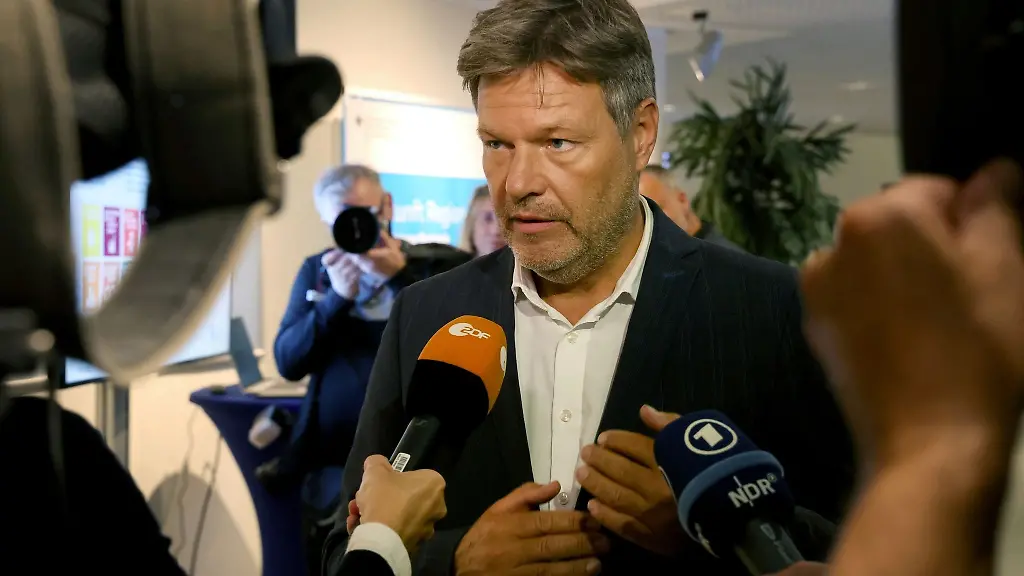 Robert-Habeck-spricht-zu-Journalisten-in-der-Stadthalle-waehrend-der-Jahrestagung-Regionale-Transformation-Gestalten