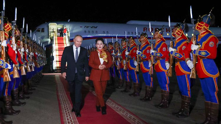 Russlands Wladimir Putin (links) läuft nach seiner Landung in der Mongolei über einen roten Teppich.