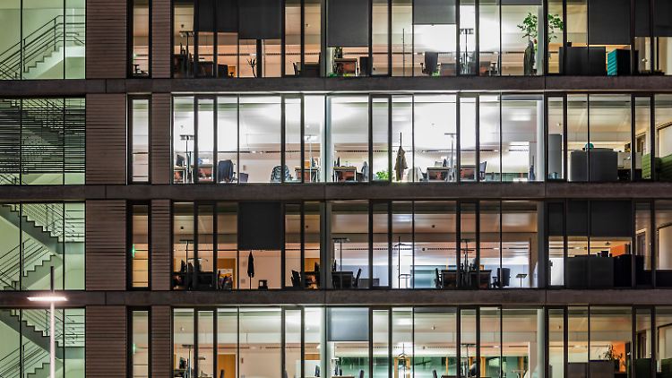 11,8 Prozent der großen Dienstleister haben ihr Büro bereits verkleinert.