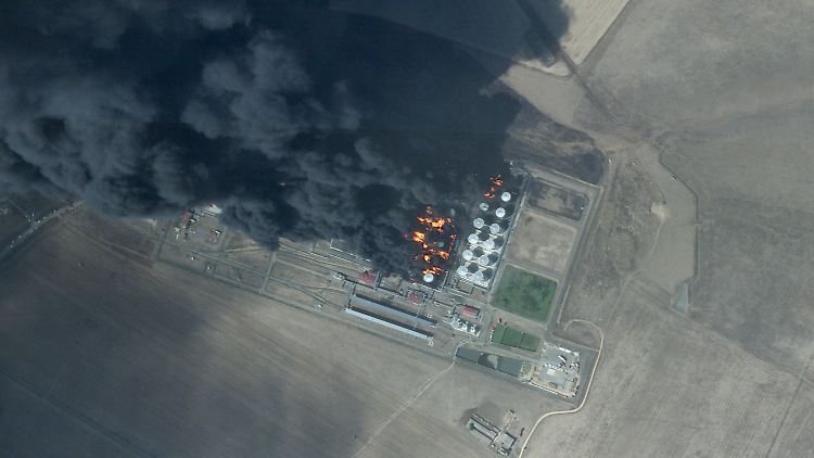 Das brennende Öllager bei Proletarsk nach dem ukrainischen Angriff Mitte August. Mittlerweile wurden noch deutlich mehr Tanks zerstört.