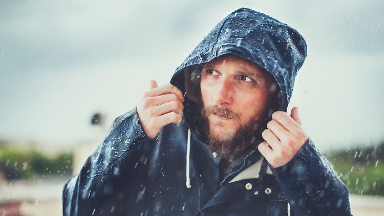 Regenjacken-Trends: Diese Modelle tragen Männer im Herbst 2025.