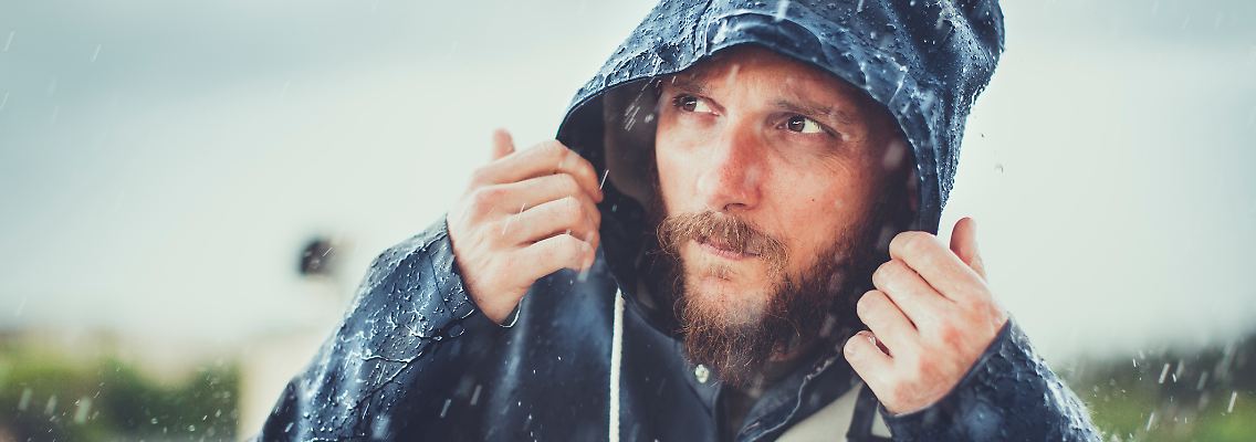 Regenjacken-Trends: Diese Modelle tragen Männer im Herbst 2025.
