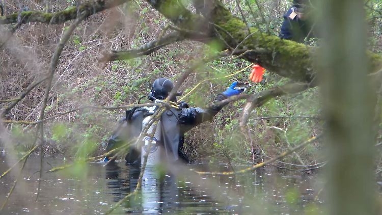 Ein Polizeitaucher sucht in einem Gewässer in Bad Schönborn nach der Leiche der 51-Jährigen. 