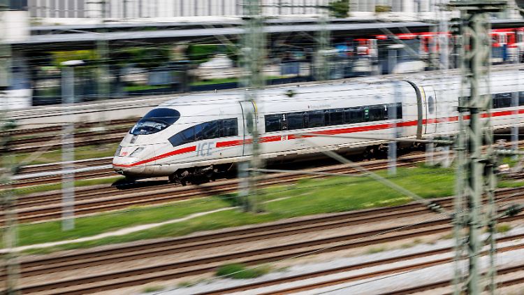 Pünktlicher sollen die Züge der Bahn nach Wünschen des Verkehrsministers unterwegs sein. 