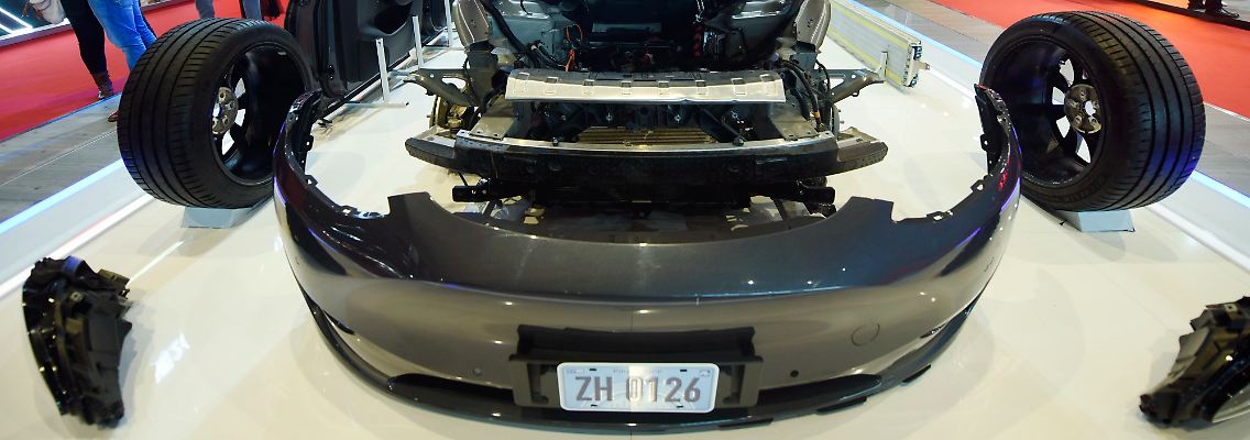 Ein Blick auf ein zerlegtes Tesla Model Y auf der Shanghai Auto Show.