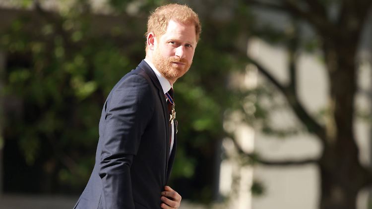 Ließ die anderen Trauergäste "erstaunt" zurück: Prinz Harry.