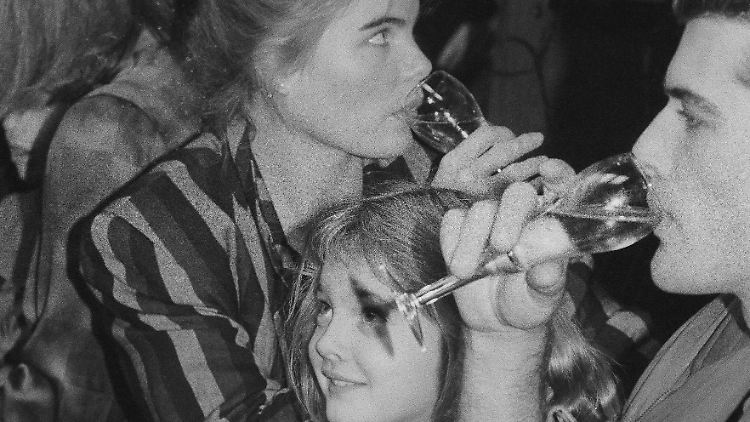 Die kleine Drew Barrymore 1984 auf einer Party mit Schauspielerin Mariel Hemingway und deren Freund Bruce Thomas.