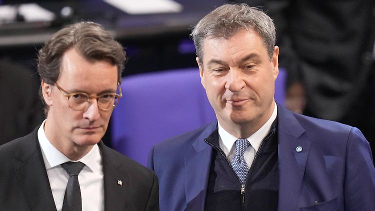 Zwei Ministerpräsidenten, denen viele das Kanzleramt zutrauen: Hendrik Wüst und Markus Söder (v.l.).