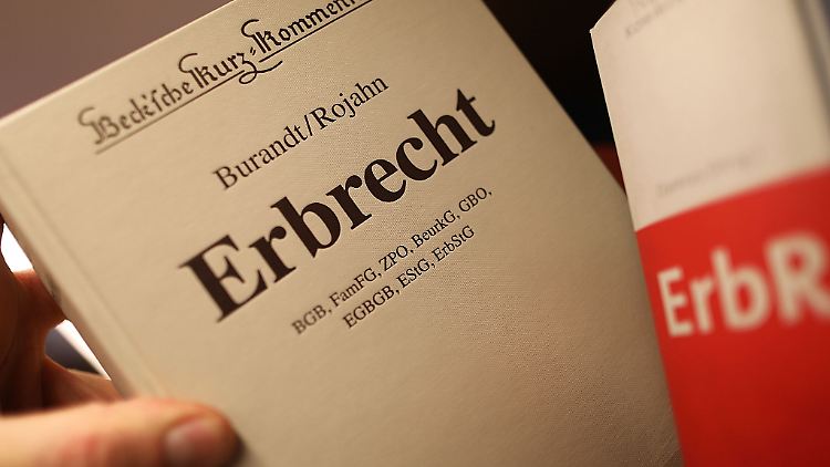 Wer eine Erbschaft ausschlägt, weil er von einer Überschuldung ausgeht, sollte vorher alle verfügbaren Informationen einholen. Ein Irrtum über die Zusammensetzung des Nachlasses kann die Anfechtung der Ausschlagung ermöglichen.