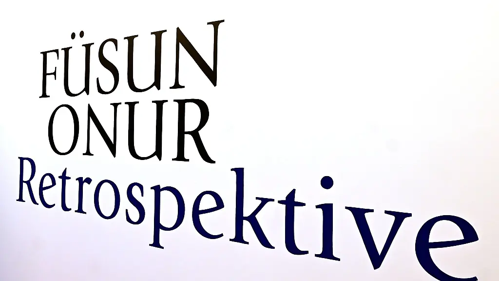 Blick-auf-das-Logo-der-Ausstellung-der-tuerkischen-Kuenstlerin-Fuesun-Onur